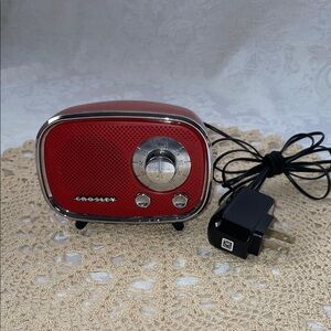 Crosley retro mid-century modern design  Cherry Red Vintage-Style Bluetooth.
